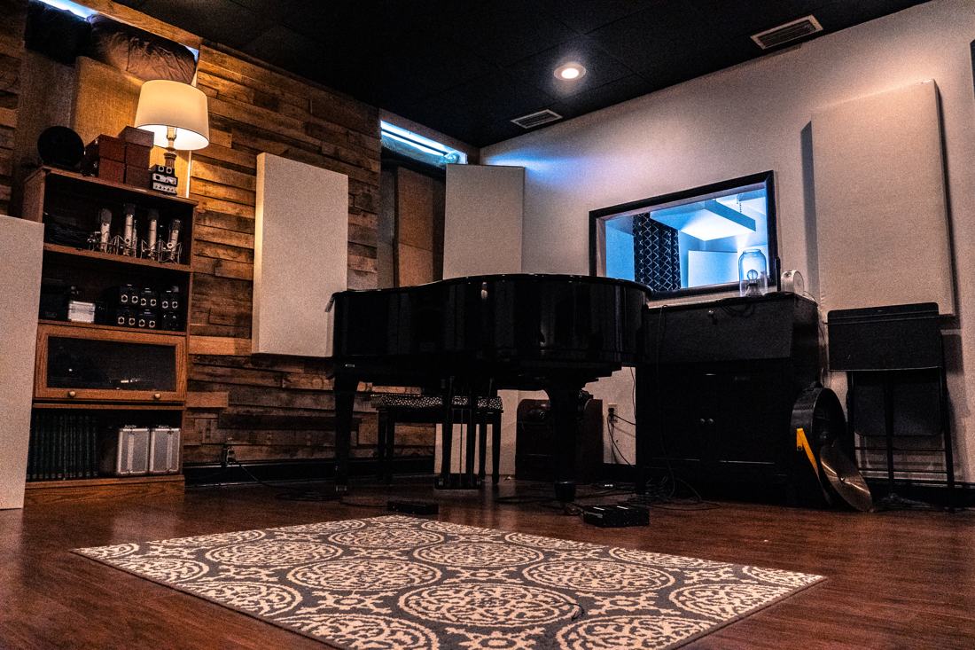 Live room with grand piano and rug